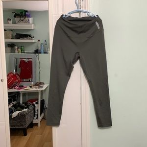 Grey cropped gym shark leggings